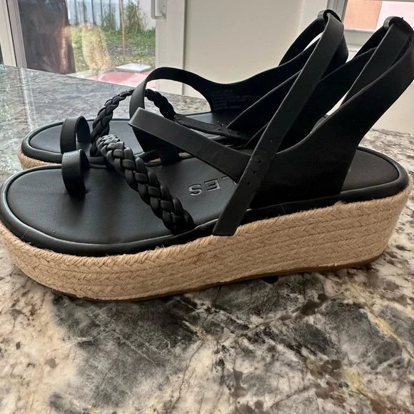 AEROSOLES Black Sandals with Chunky Platform - Picture 2 of 5